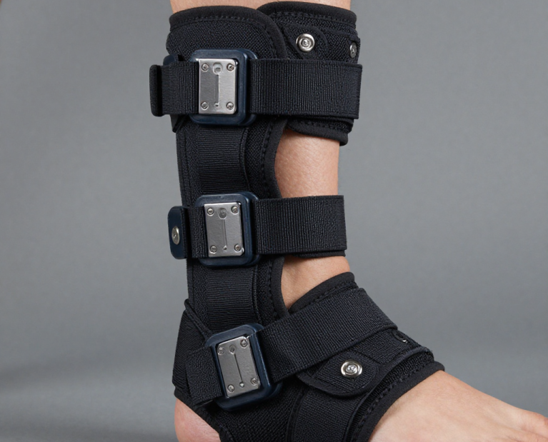 freepik__orthopaedic-fracture-appliances-ankle-leg-brace-de__14598.png